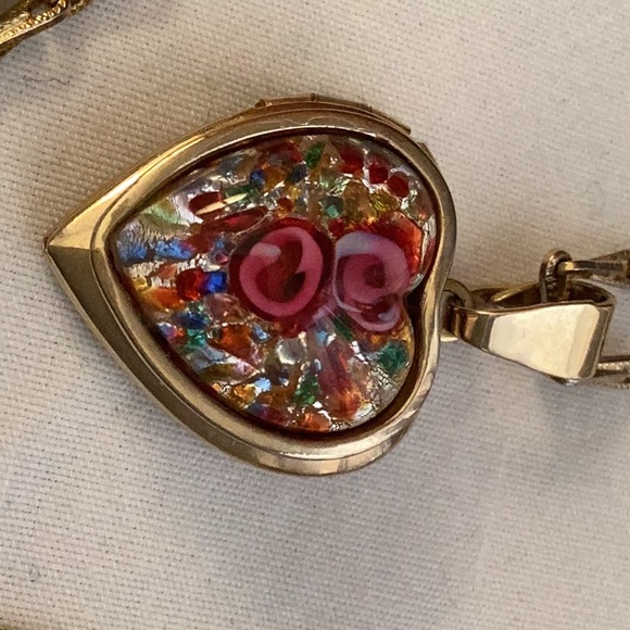 Vintage Gold Chain Necklace with Floral Insert. - Picture 2 of 2